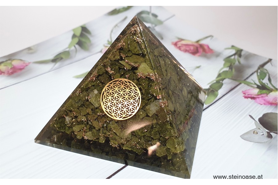 Orgonit Pyramide: Epidot & Blume des Lebens